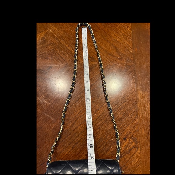 CHANEL Vintage Classic quilted lambskin navy handbag. Circa 1989-1991 - Picture 6 of 16